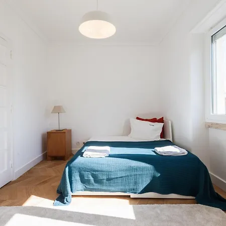Feels Like Gulbenkian Spacious Flat With Balcony Apartman *