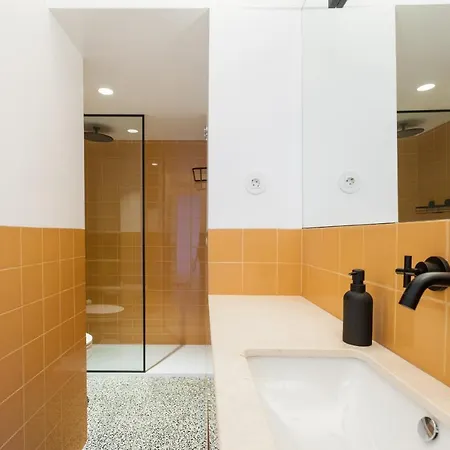 Feels Like Gulbenkian Spacious Flat With Balcony Apartman